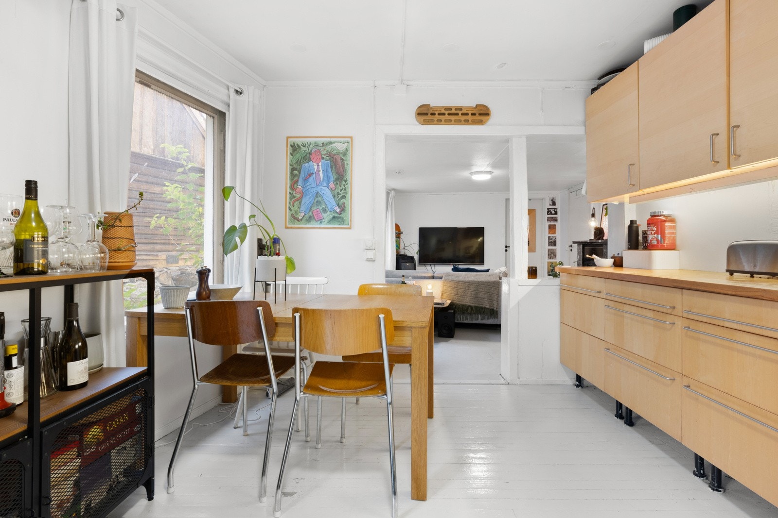 Kjøkkenet er utstyrt med kjøl/frys, komfyr og oppvaskmaskin. Galleribilde