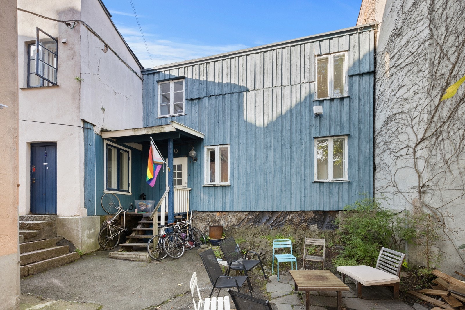 Boligen har en hyggelig bakgård med en sittegruppe. Galleribilde