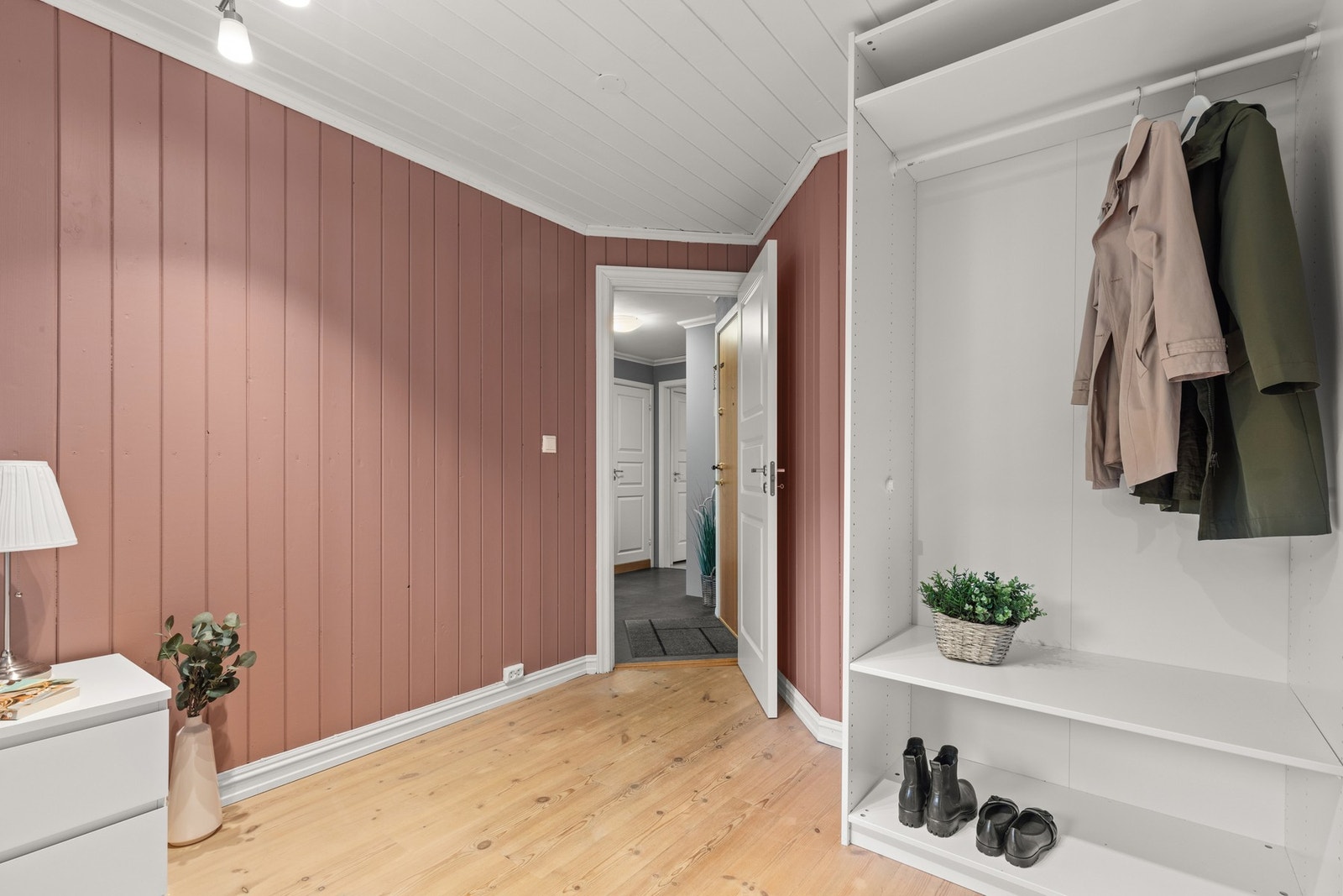 Rommet har også en forholdsvis god størrelse med god plass til både seng og garderobe. Galleribilde