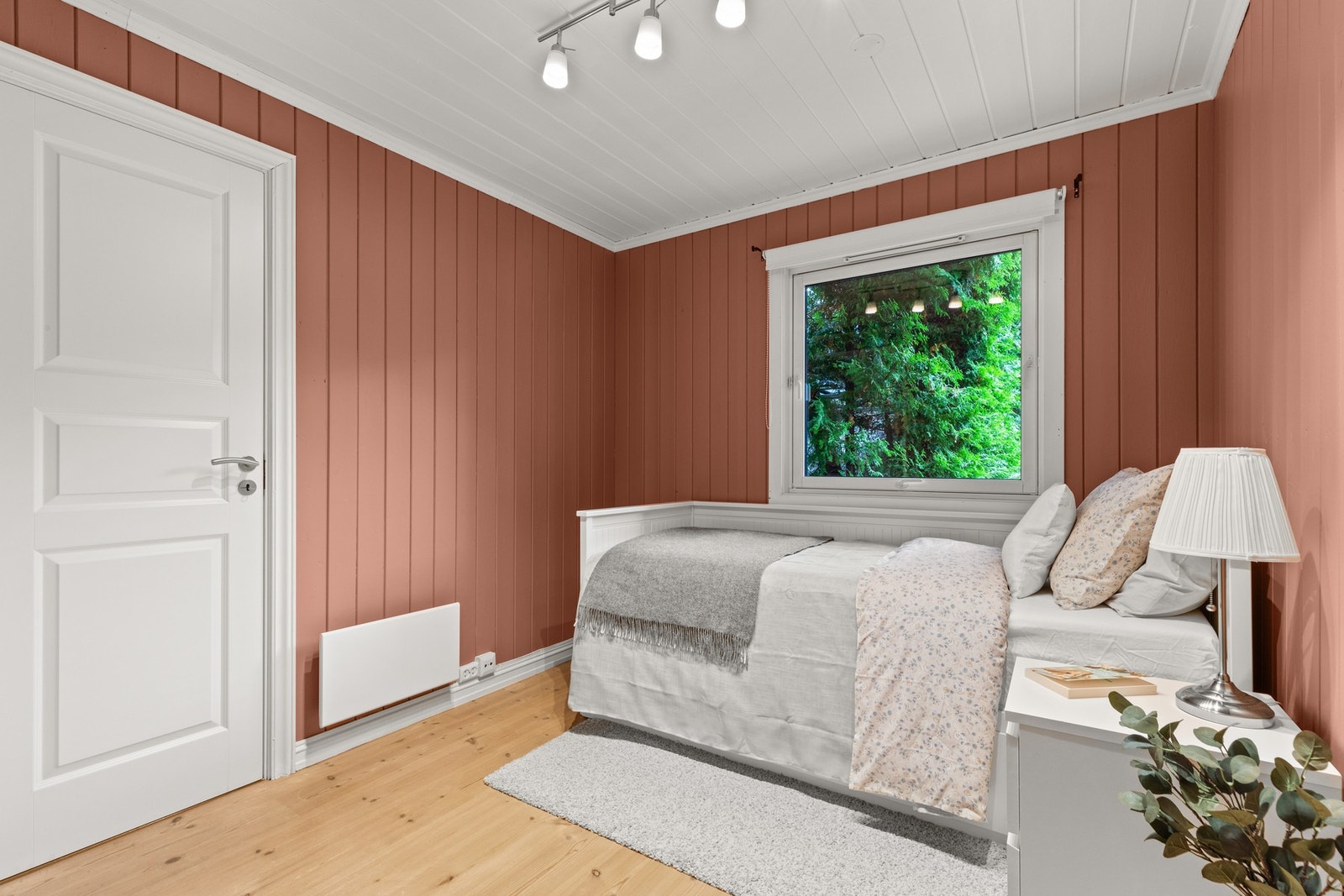 De to øvrige soverommene ligger i tilknytning til entréen. Soverom 3 har inngang til bod som kan innredes som garderobe/walk-in closet. Galleribilde
