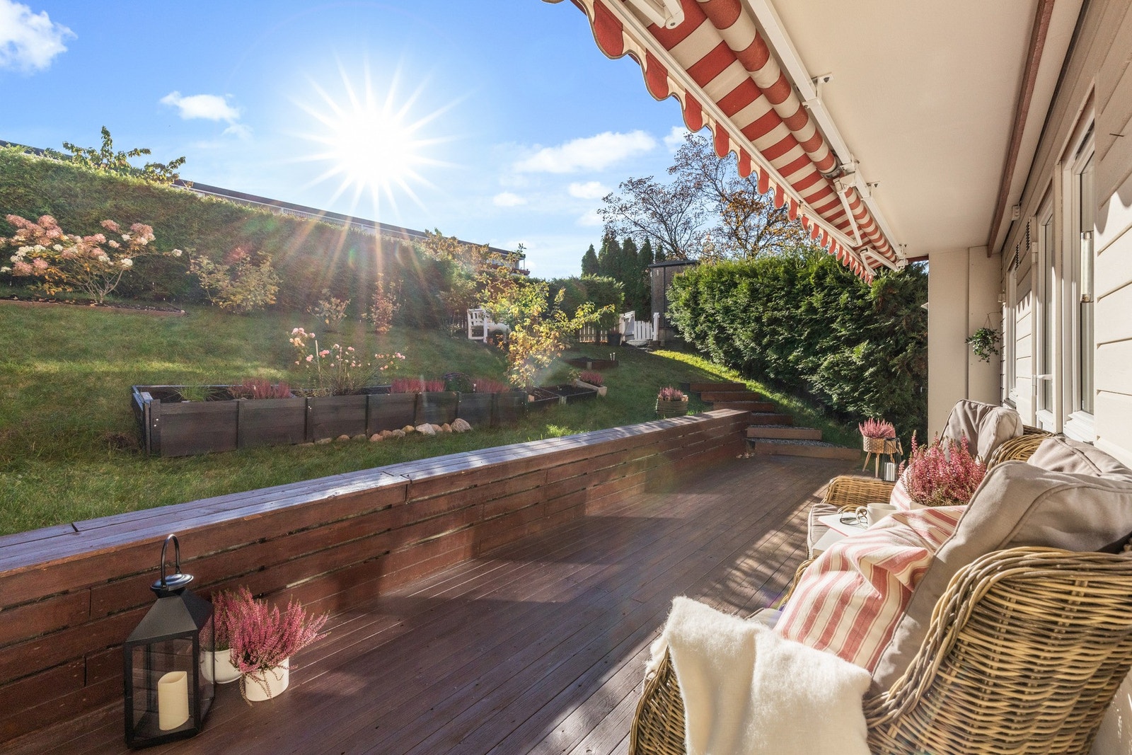 Leiligheten inviterer til sol fra morgen til kveld med utgang til både solrik usjenert hage med markterrasse og innglasset terrasse Galleribilde