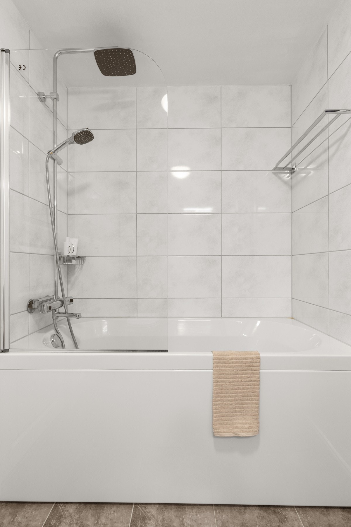Hovedbadet er innredet med badekar og dusjvegg i herdet glass, regnfall- og hånddusj Galleribilde