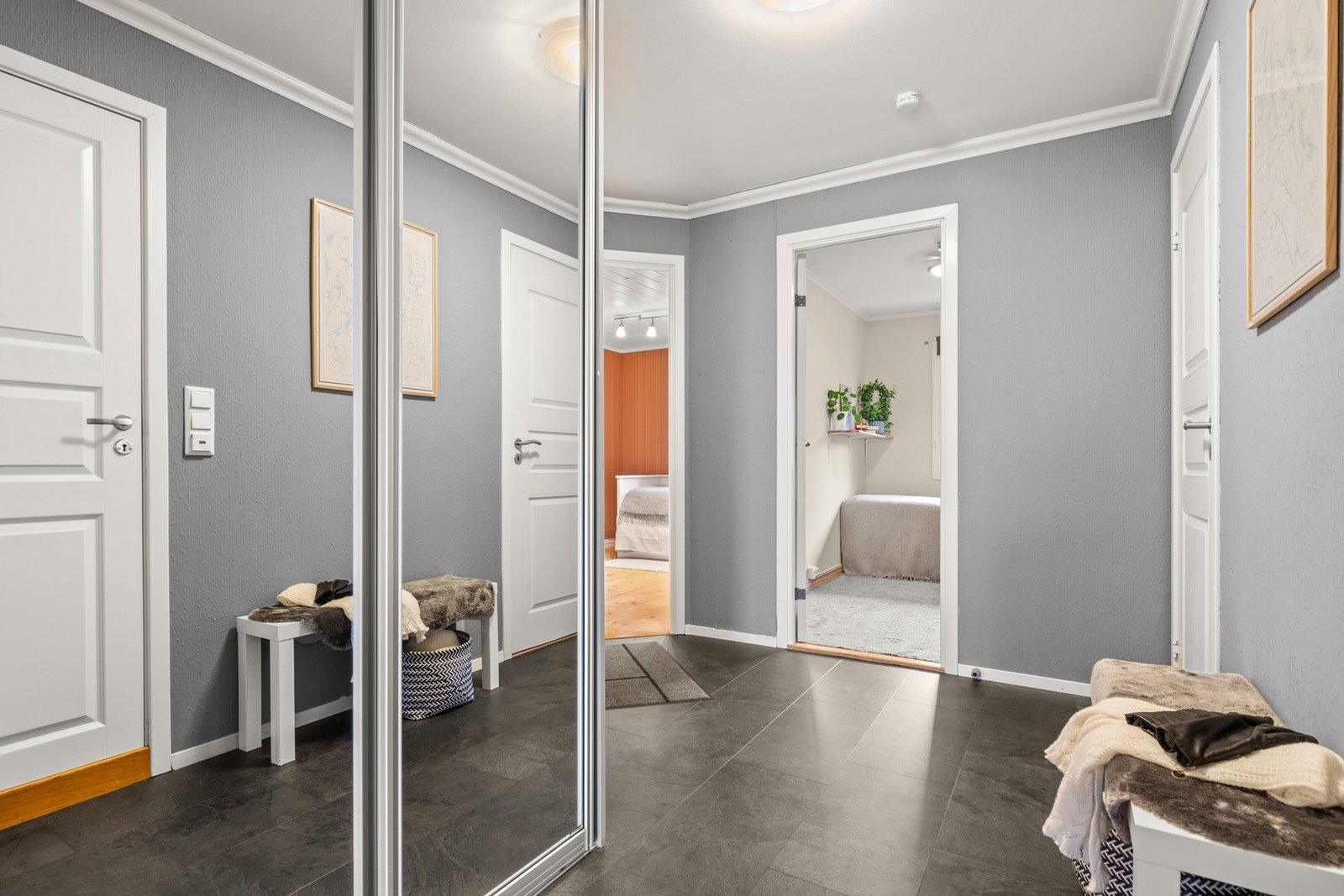 Entreen er i dag innredet med skyvedørsgarderobe med nye speilfronter fra 2020. Det er i tillegg god plass til ytterligere møblement. Galleribilde