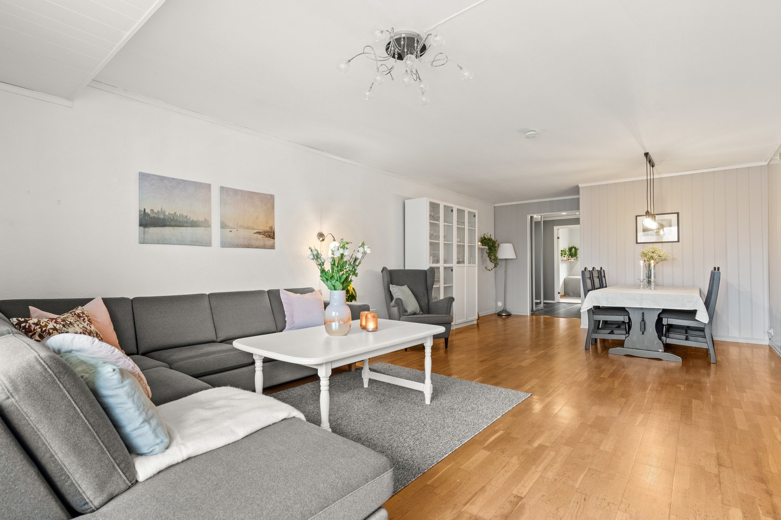 Stuen er av meget god størrelse med god plass til både sofagruppe, stort spisebord og annet møblement Galleribilde