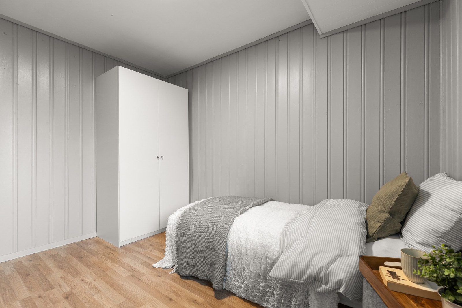 Rommet har god plass til stor seng og ett dobbelt skap følger. Det er også anledning til å inkludere rommet i stuen. Galleribilde