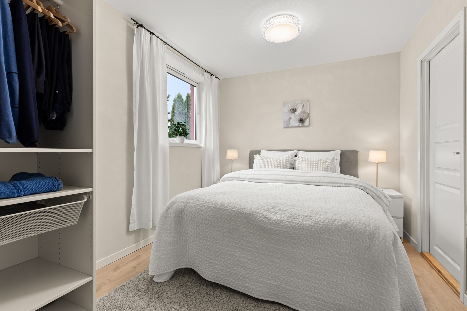 Boligen har som en av få, totalt fem soverom. Her vises hovedsoverommet som ligger innenfor stuen og hovedbadet. Galleribilde