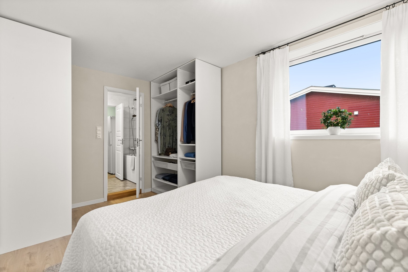 Hovedsoverommet har god plass til både stor seng og garderobe i form av nye skap fra 2016. Det kan kjøpes dører til skapene om ønskelig. Galleribilde
