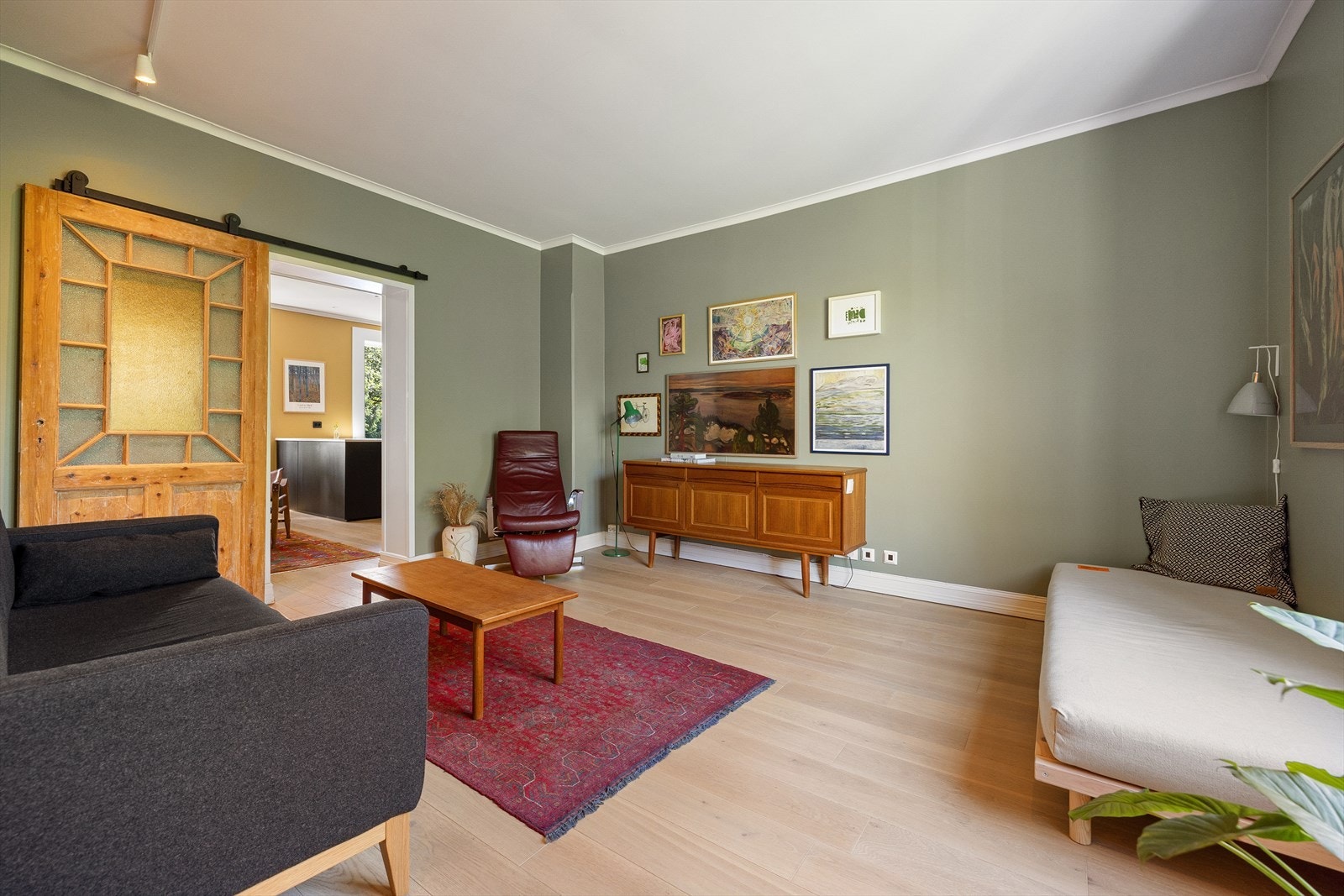 Leiligheten har stilrene overflater med en-stavs eikeparkett (med varme) og moderne fargevalg Galleribilde