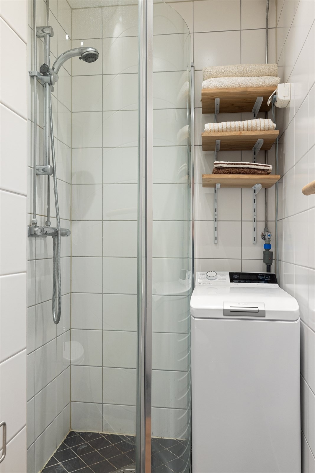 Badet har flislagte overflater, elektrisk gulvvarme og downlights i himling Galleribilde