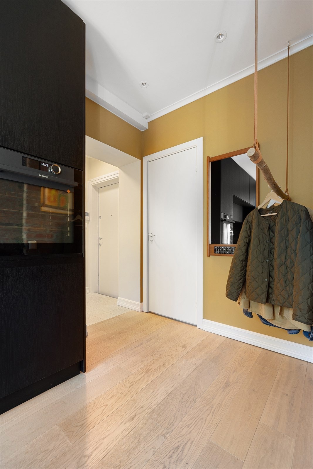 Velkommen inn! Fra gangen er det adkomst til kjøkkenet, badet og soverommet Galleribilde