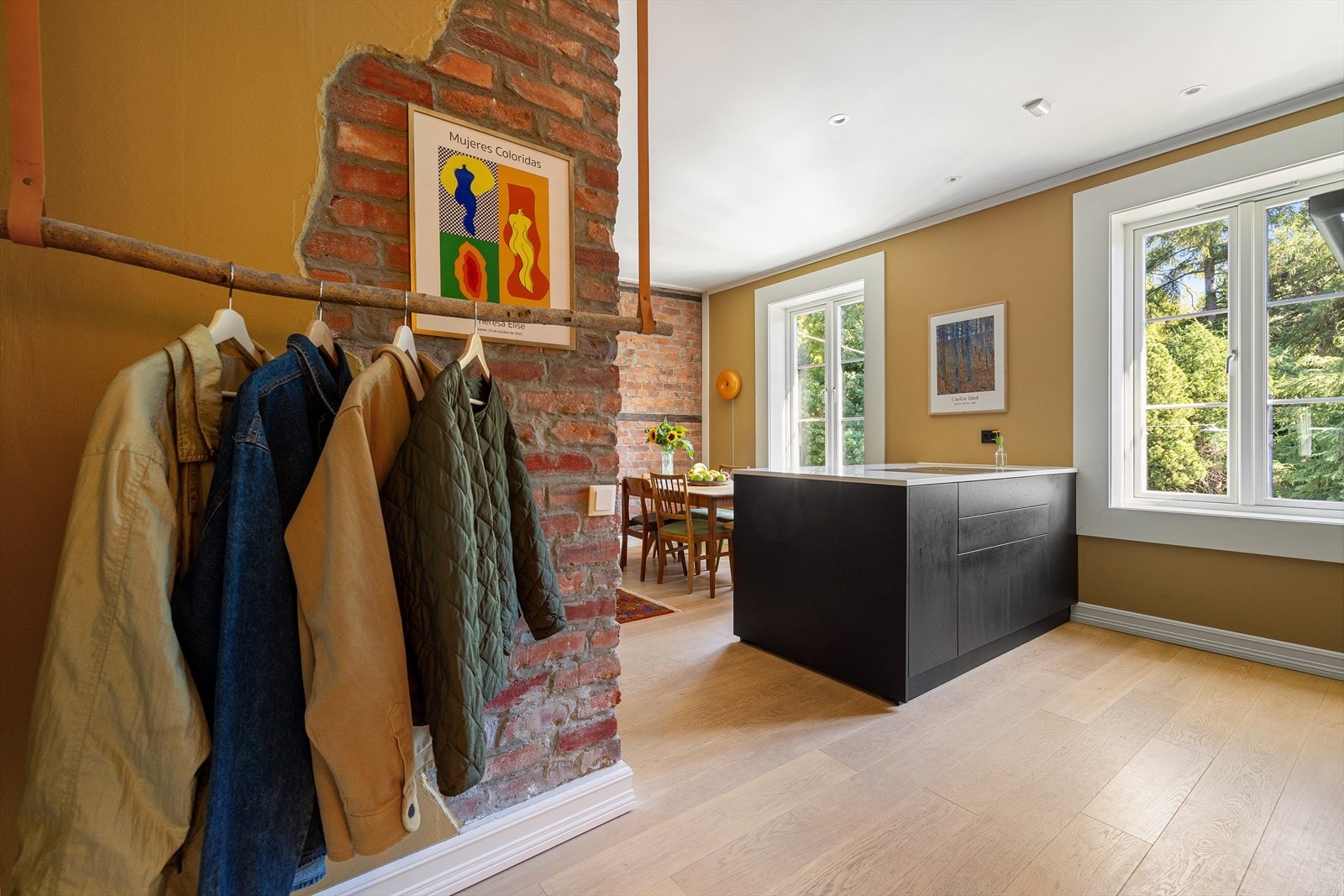 Ved inngangsdøren er det plass til oppbevaring av yttertøy Galleribilde