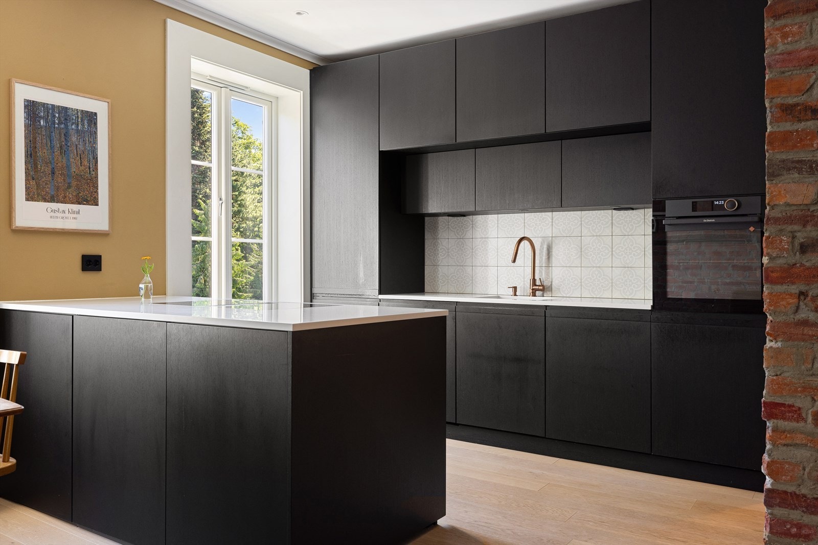 Moderne og stilsikkert spisekjøkken fra 2020 med øy Galleribilde