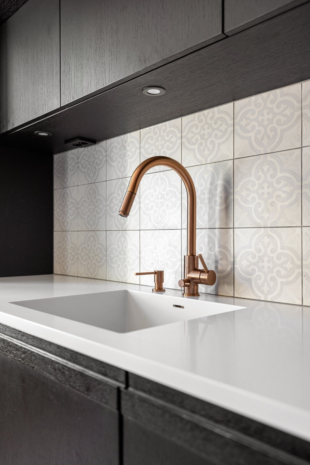 Formstøpt oppvaskkum med svingbart og uttrekkbart munnstykke fra Primy Galleribilde