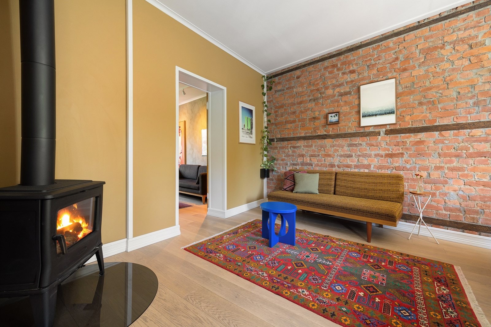 Det er i dag innredet med sofakrok foran peisen Galleribilde