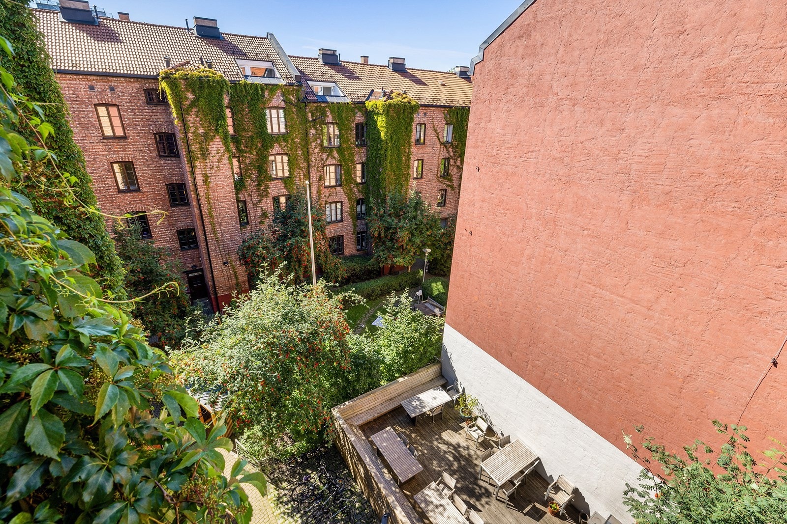 Utsyn fra leiligheten mot den frodige bakgården Galleribilde