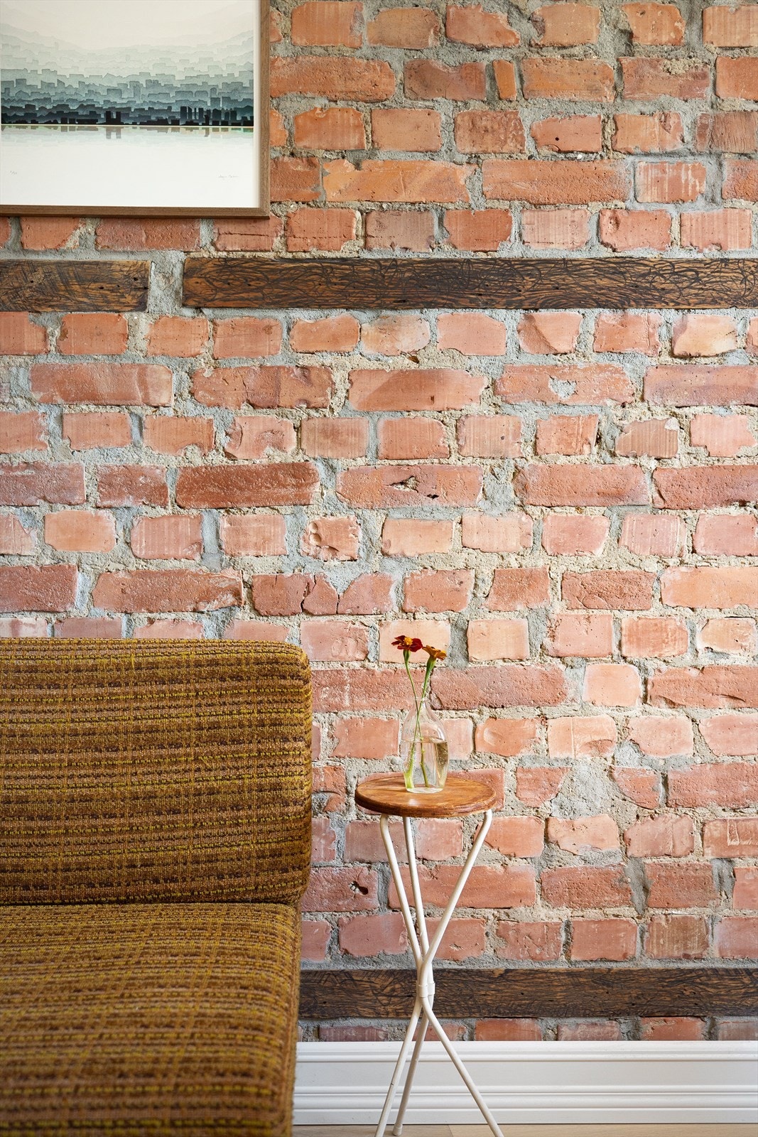 Teglsteinsvegg gir særpreg til boligen Galleribilde