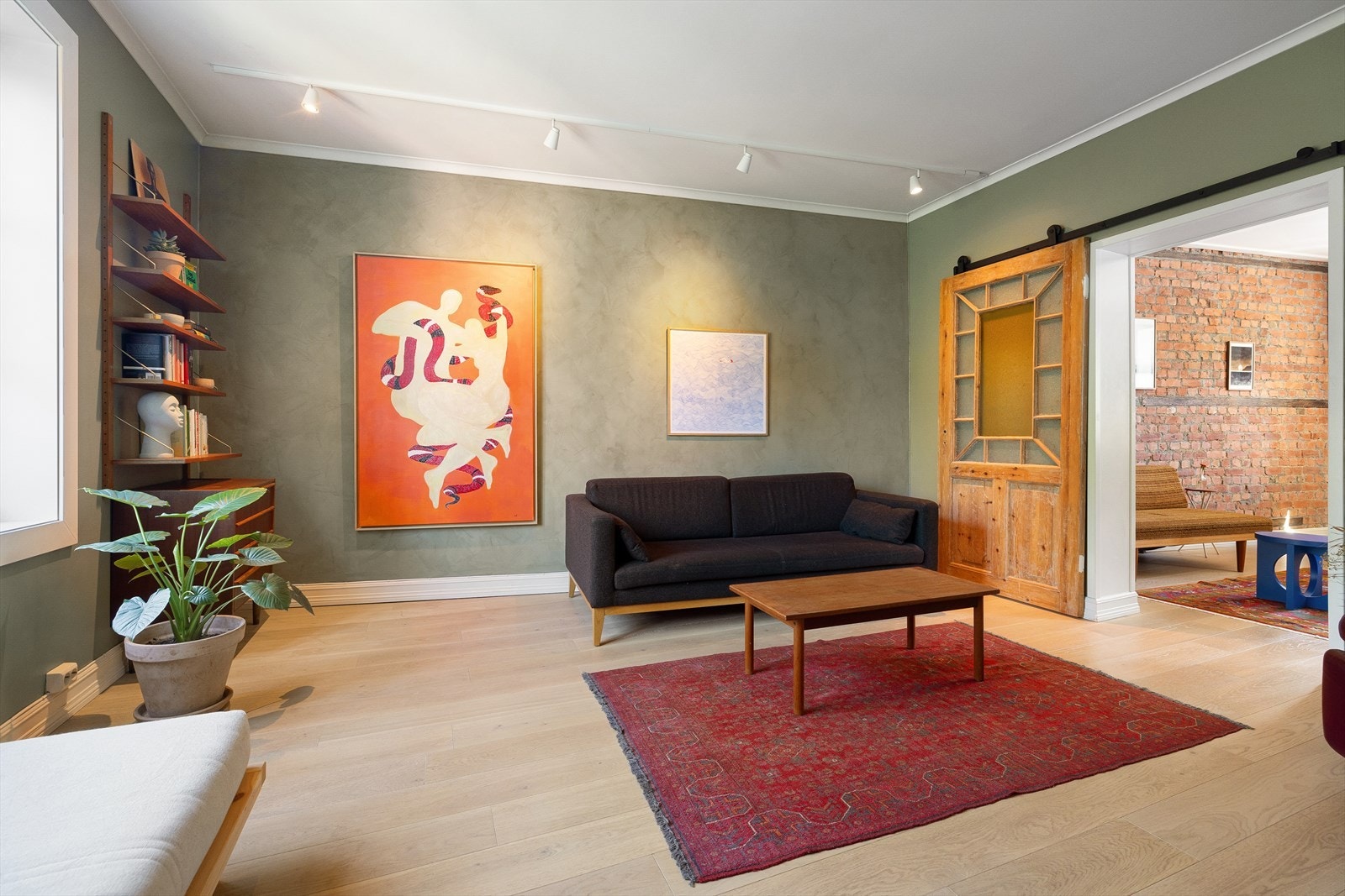 Lun og innbydende stue av god størrelse med plass til sofagruppe, sofabord og tv-møblement Galleribilde