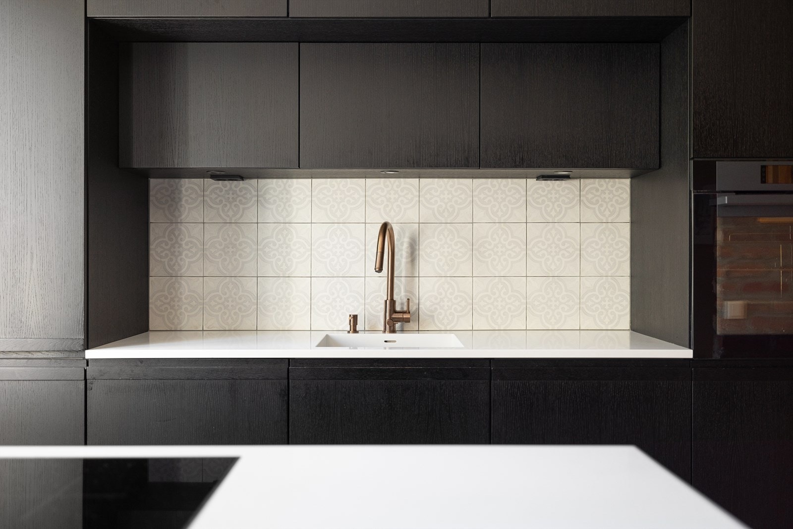 Det er godt med lagringsplass i både skap og skuffer, og god plass til matlaging Galleribilde