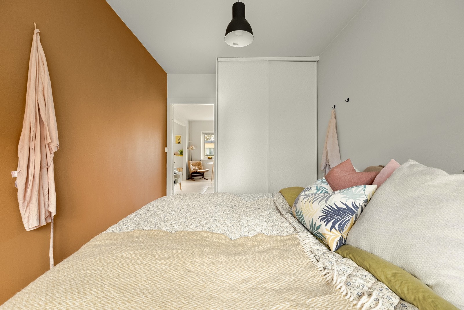 Det er også mulig lagre klær her, tenk på det. Medfølgende skyvedørsgarderobe. Galleribilde
