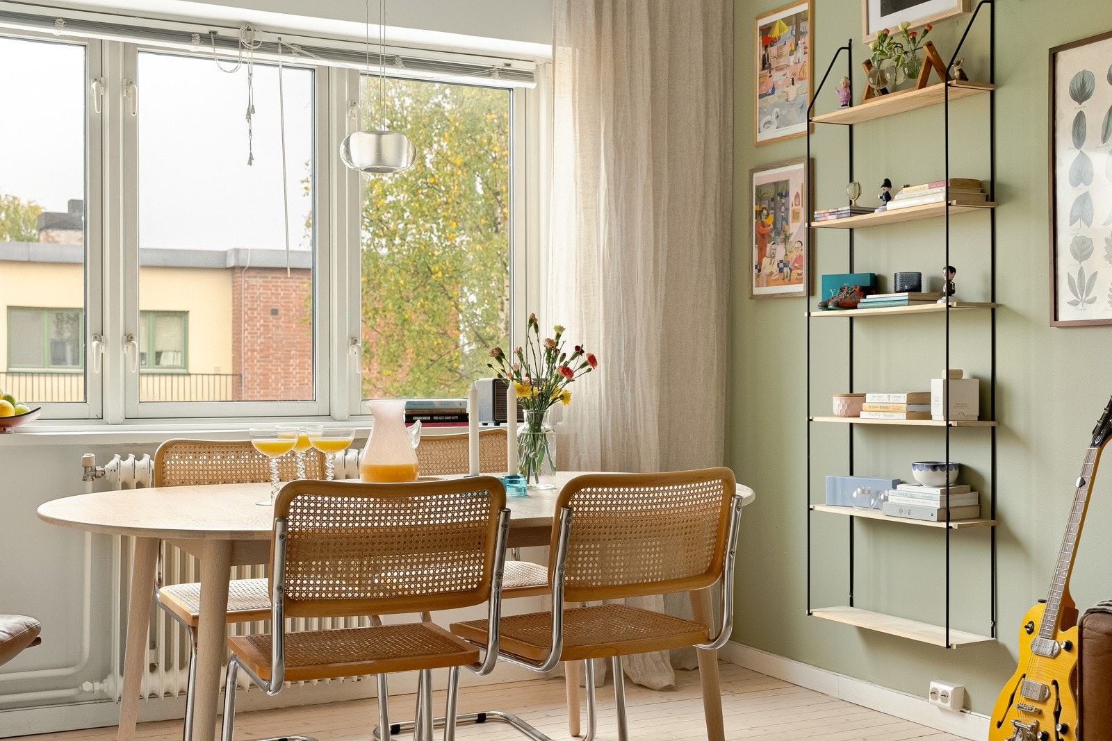 Romløsningen er praktisk lagt opp med plass til større spisebord ved vindusrekken. Galleribilde