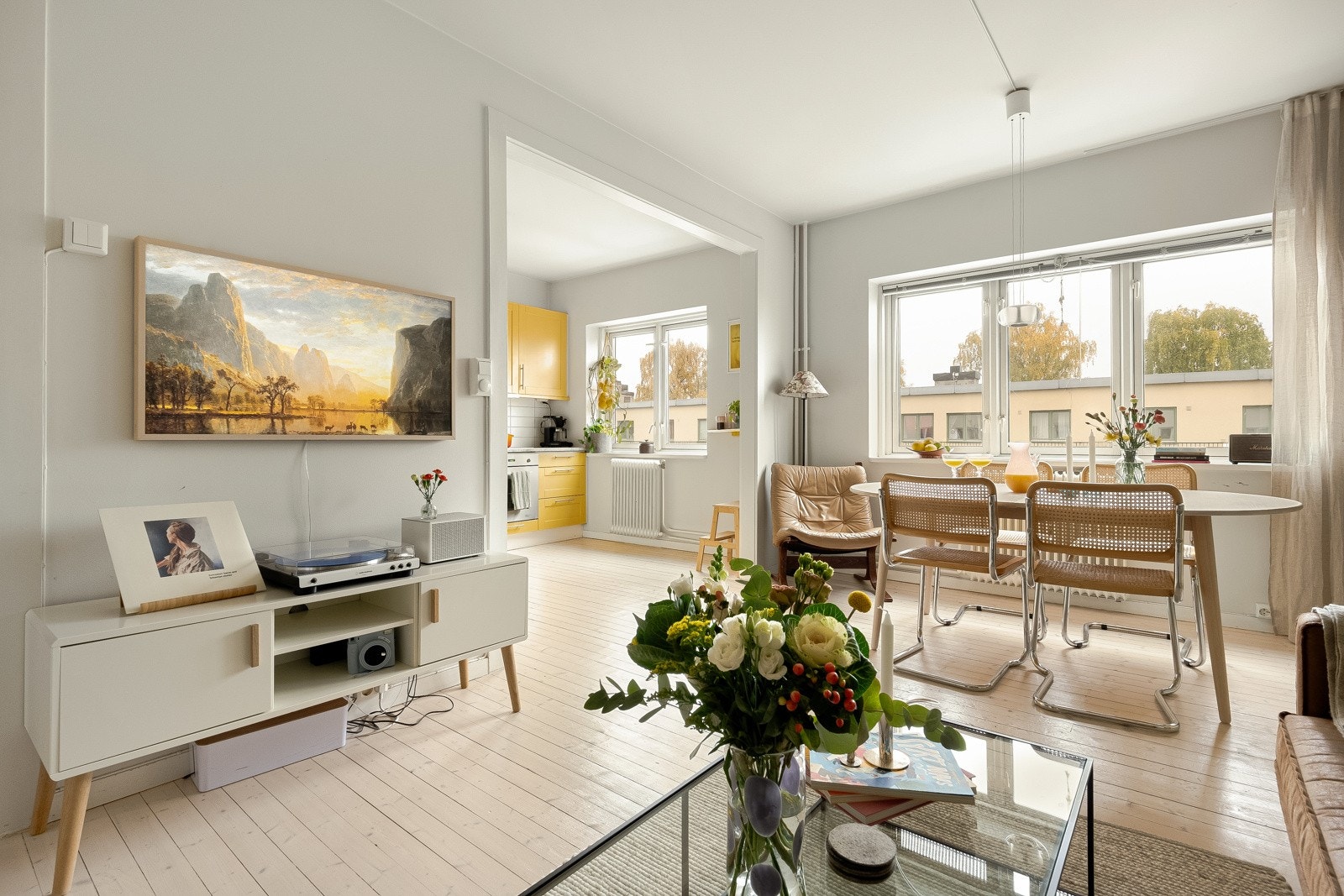 Det er også rikelig med plass til sofa med salongbord i stuen. TV-en har også en naturlig plassering på kortveggen mot kjøkkenet. Galleribilde