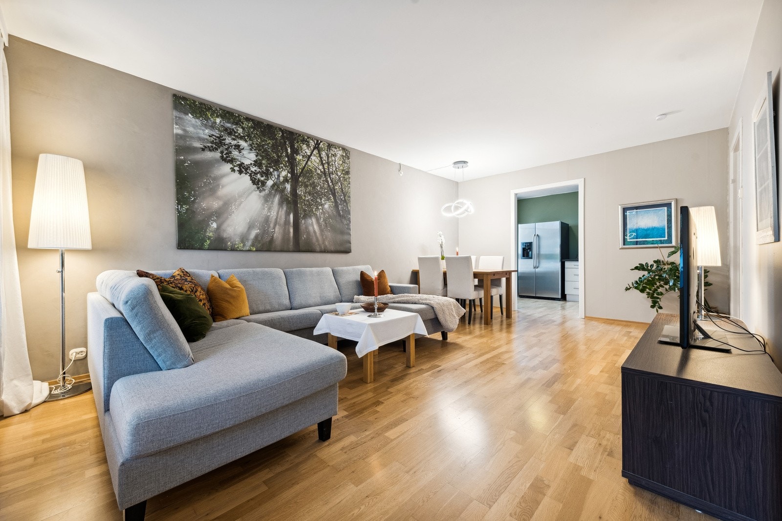 Leilighetens stue er lys og åpen, og byr på god plass til både sittegruppe og spisebord. Galleribilde