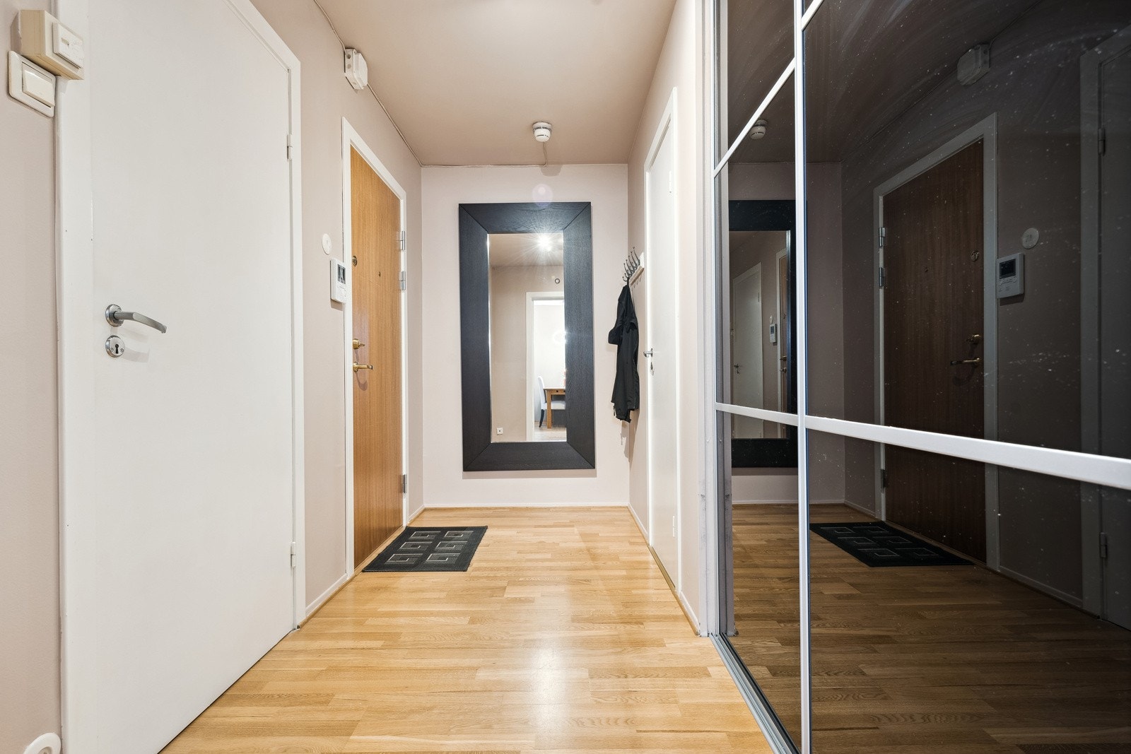 Velkommen inn! Leiligheten har en lys entré, med god plass til å henge fra seg sko og yttertøy. Garderobeløsning med skyvedør i gangen. Boligen har også en innvendig bod og kjellerbod. Galleribilde