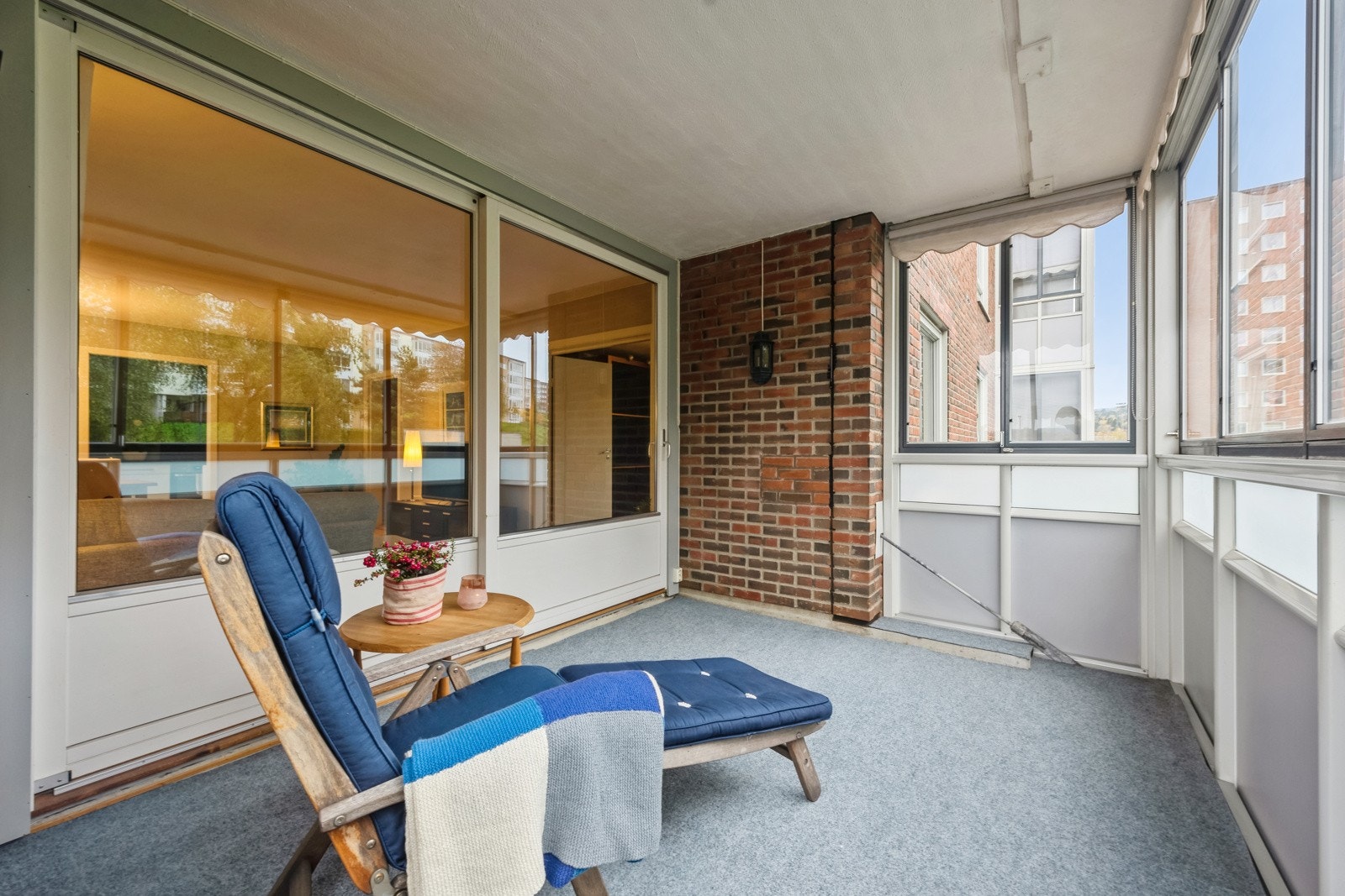 Fra stuen er det utgang til innglasset balkong på ca. 10 kvm. Galleribilde