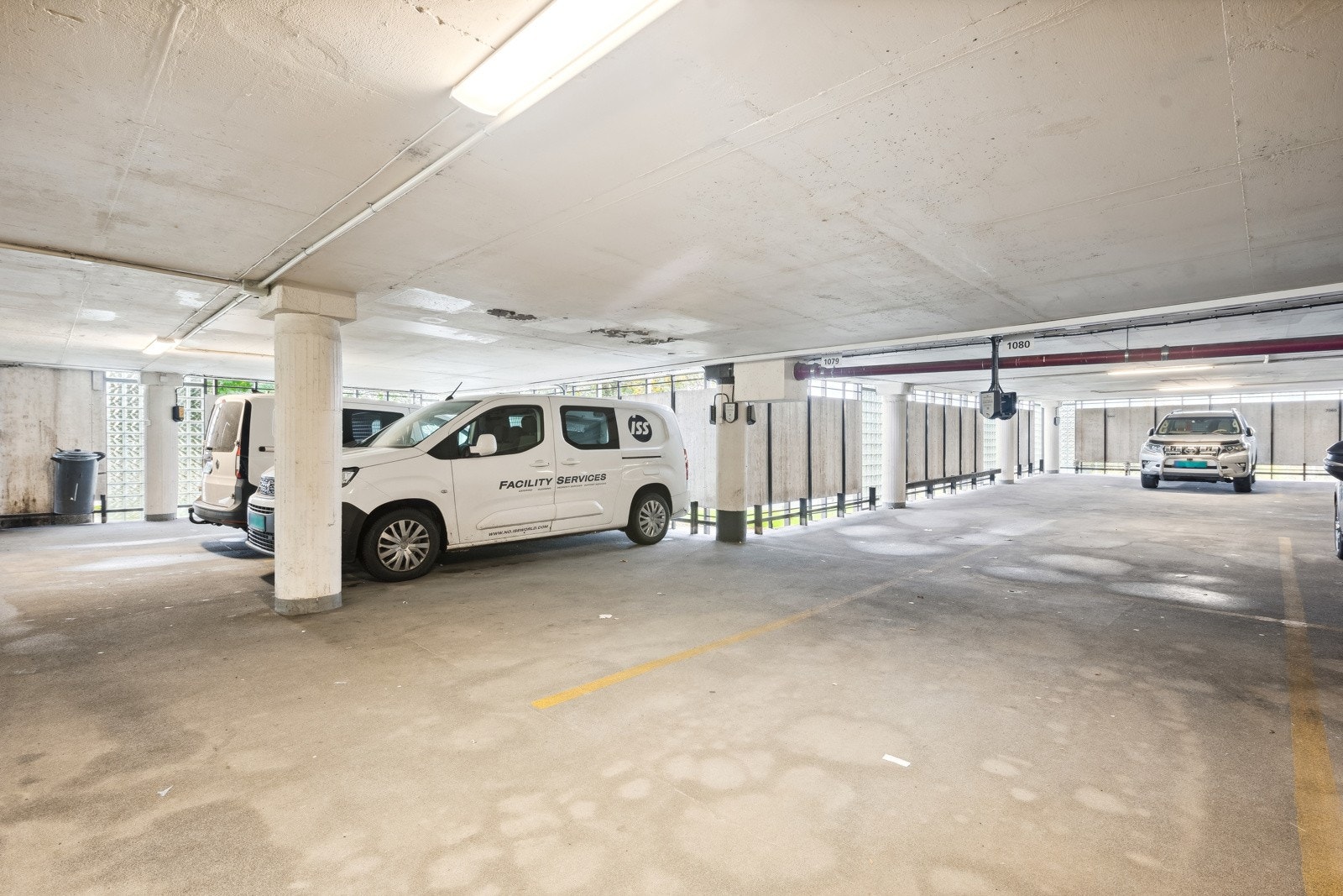 Boligen disponerer en biloppstillingsplass i garasjeanlegg med infrastruktur for elbillader. Galleribilde