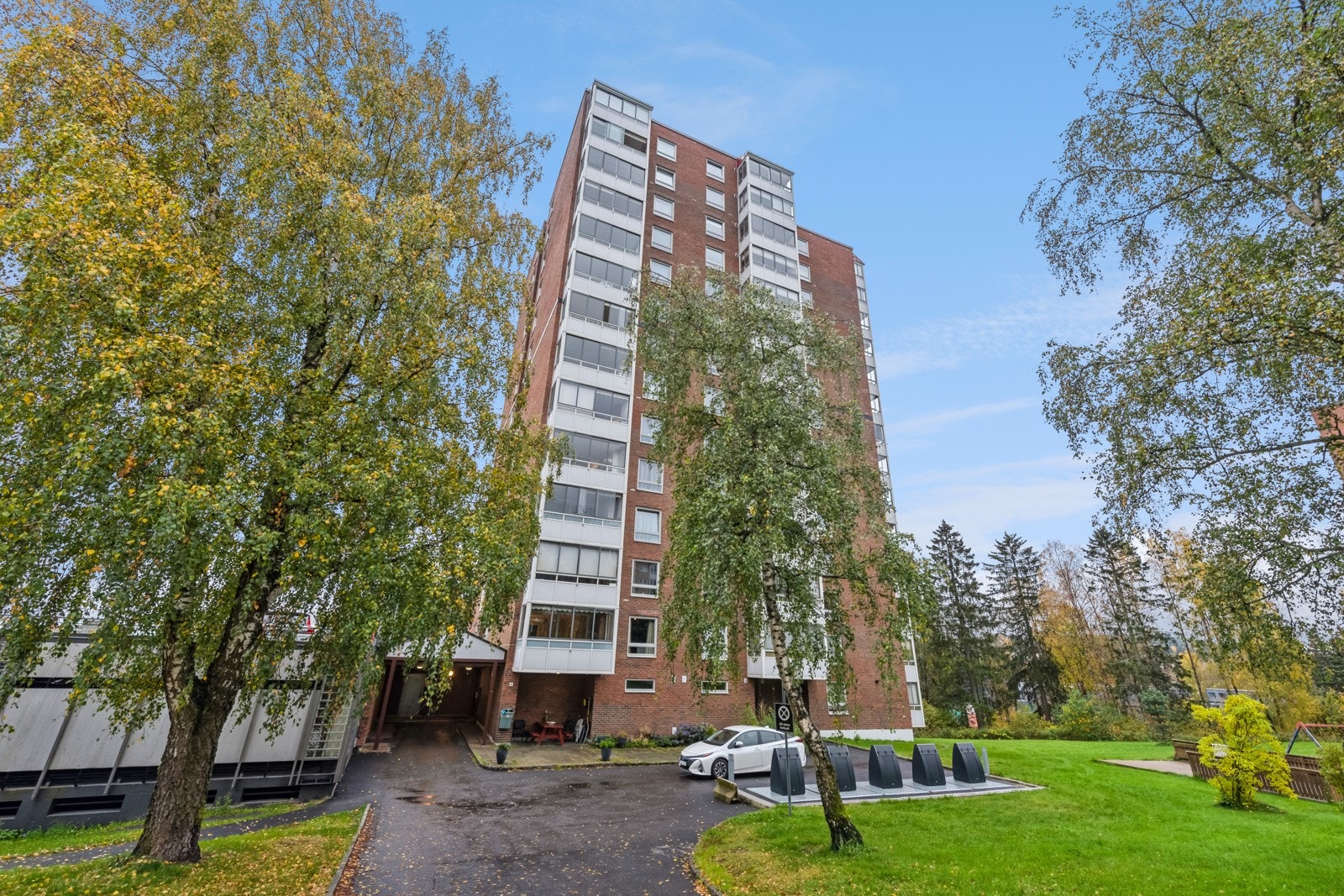 Beliggende i byggets 1. etg. i etablert og populært område på Ellingsrudåsen med kort vei til offentlig kommunikasjon, skoler, barnehager og servicetilbud, samt nærliggende turområder og Østmarka. Galleribilde
