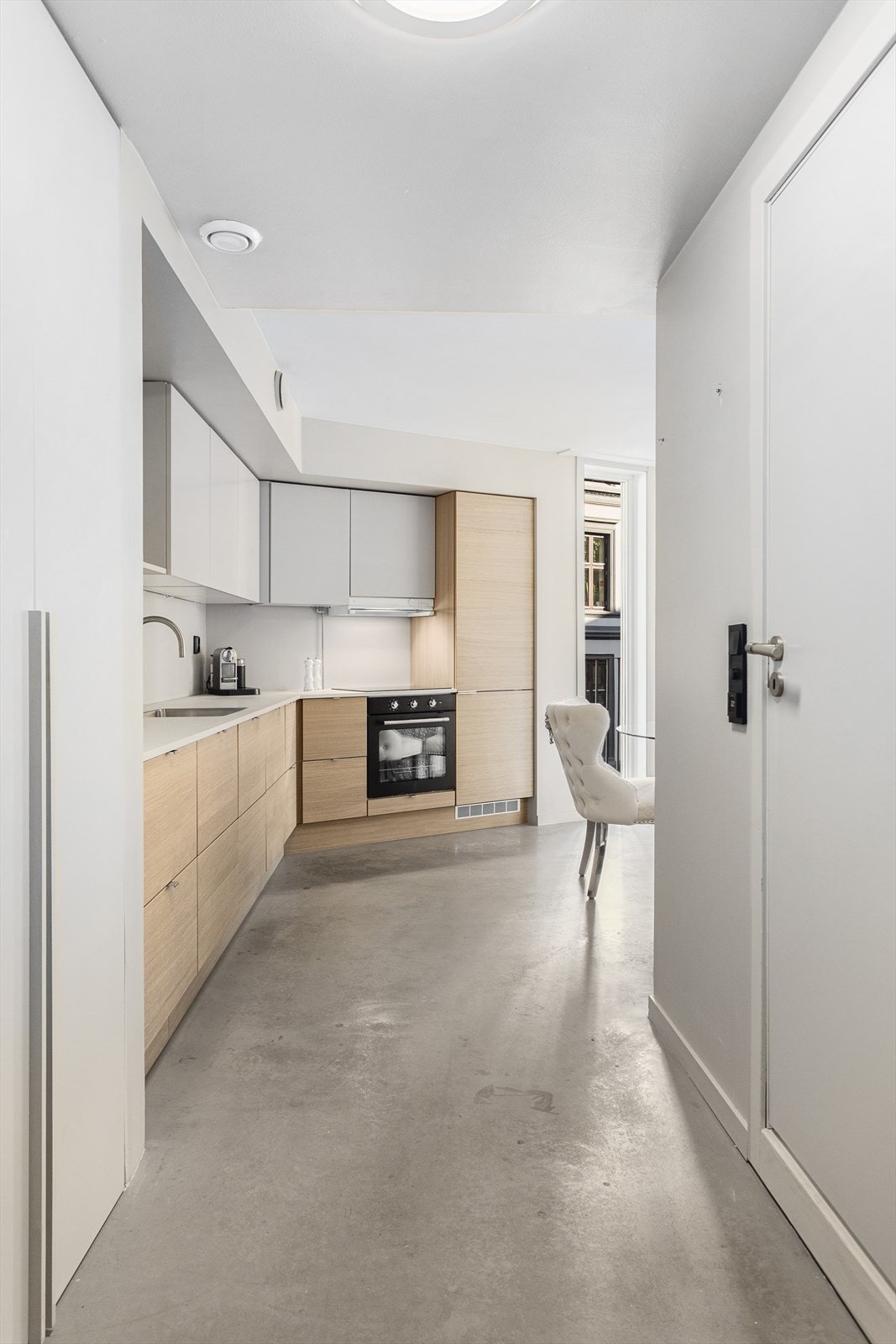 Gulvene er dekket med slipt betong, og gir et rustikt og stilfullt utrykk. Galleribilde