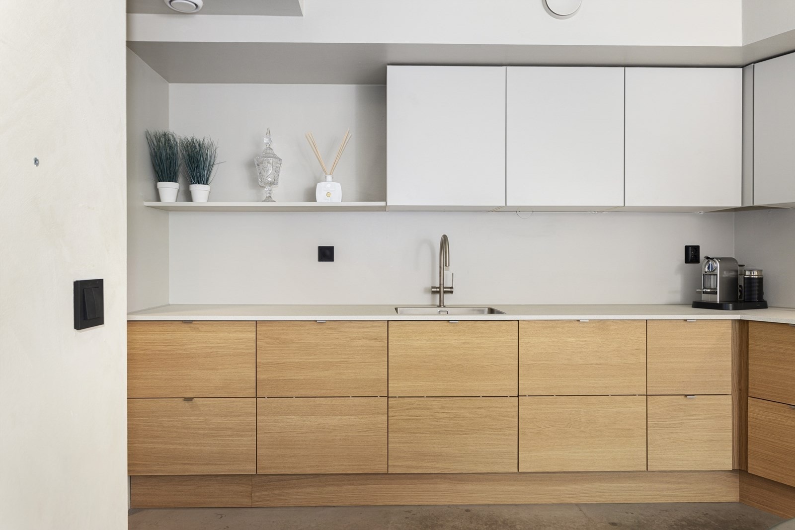 Det er integrert kjøl/fryseskap, stekeovn, platetopp og oppvaskmaskin. Galleribilde