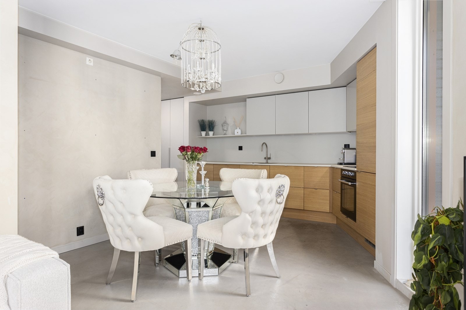 Rikelig med plass til stor spisegruppe i tilknytning til kjøkkenet. Galleribilde