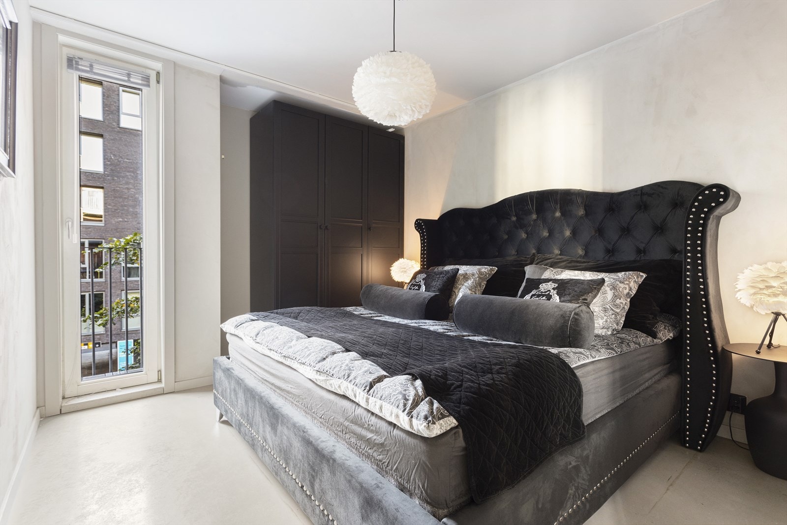 Romslig soverom med god plass til dobbeltseng og garderobe. Galleribilde