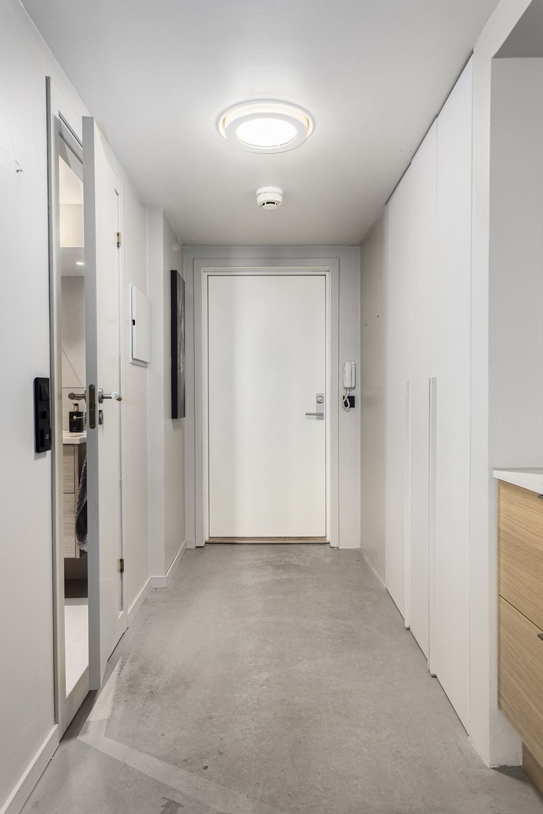 Romslig entrè med stor garderobeløsning som ble etablert i 2023. Galleribilde