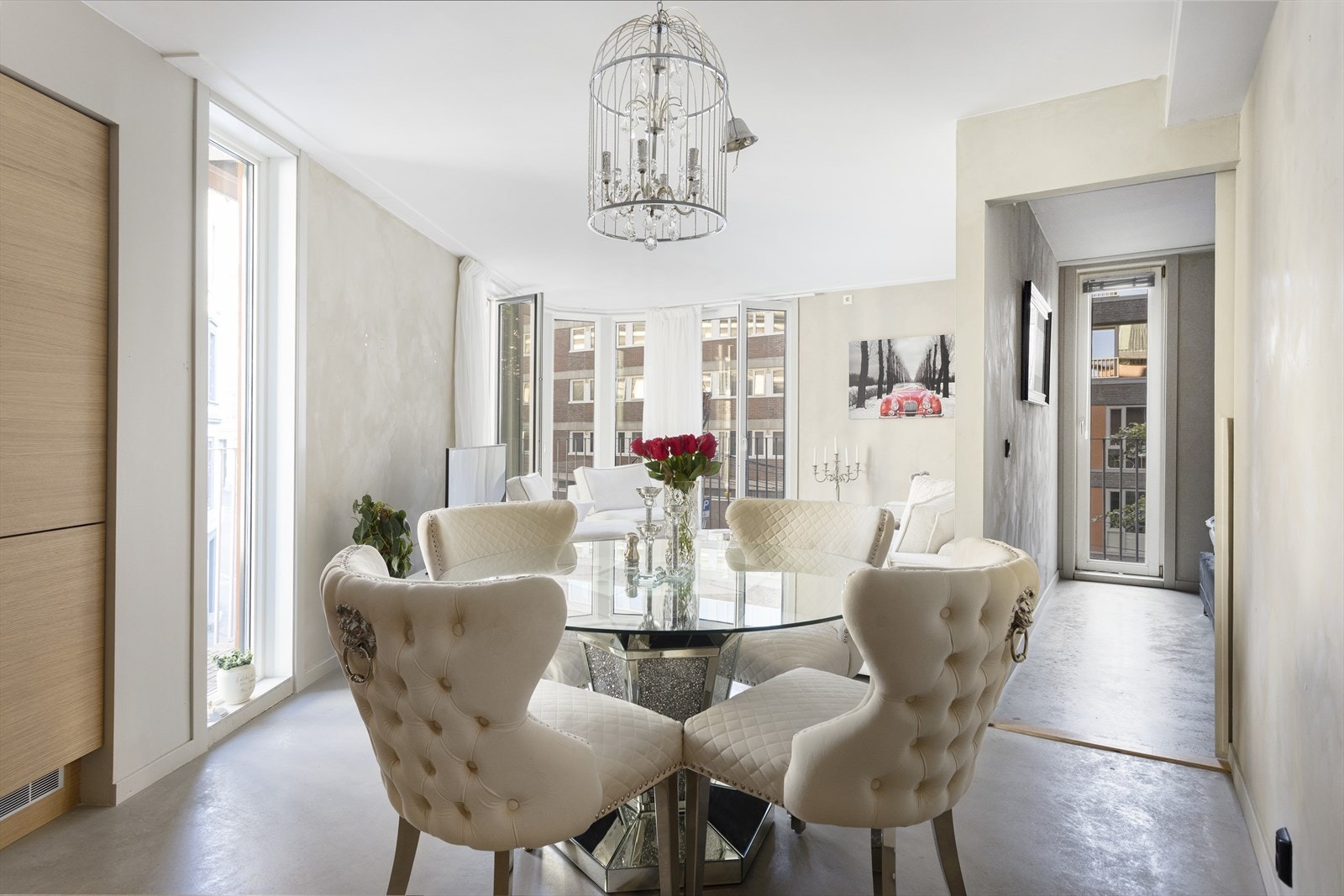 Det er gjennomgående smakfulle farge- og materialvalg, samt en planløsning som byr på flere møbleringsmuligheter. Galleribilde