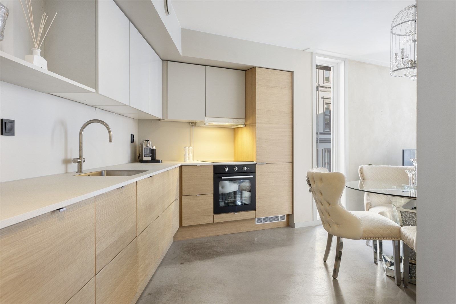 Lys og pen kjøkkeninnredning fra Sigdal med nye fronter i 2023. Galleribilde