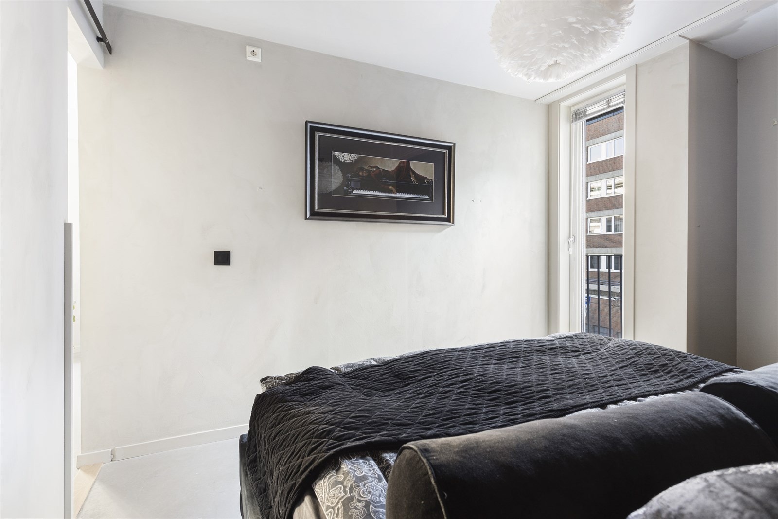 I tillegg til to utganger til balkongen fra stuen, så er det utgang til balkongen fra soverommet også. Galleribilde