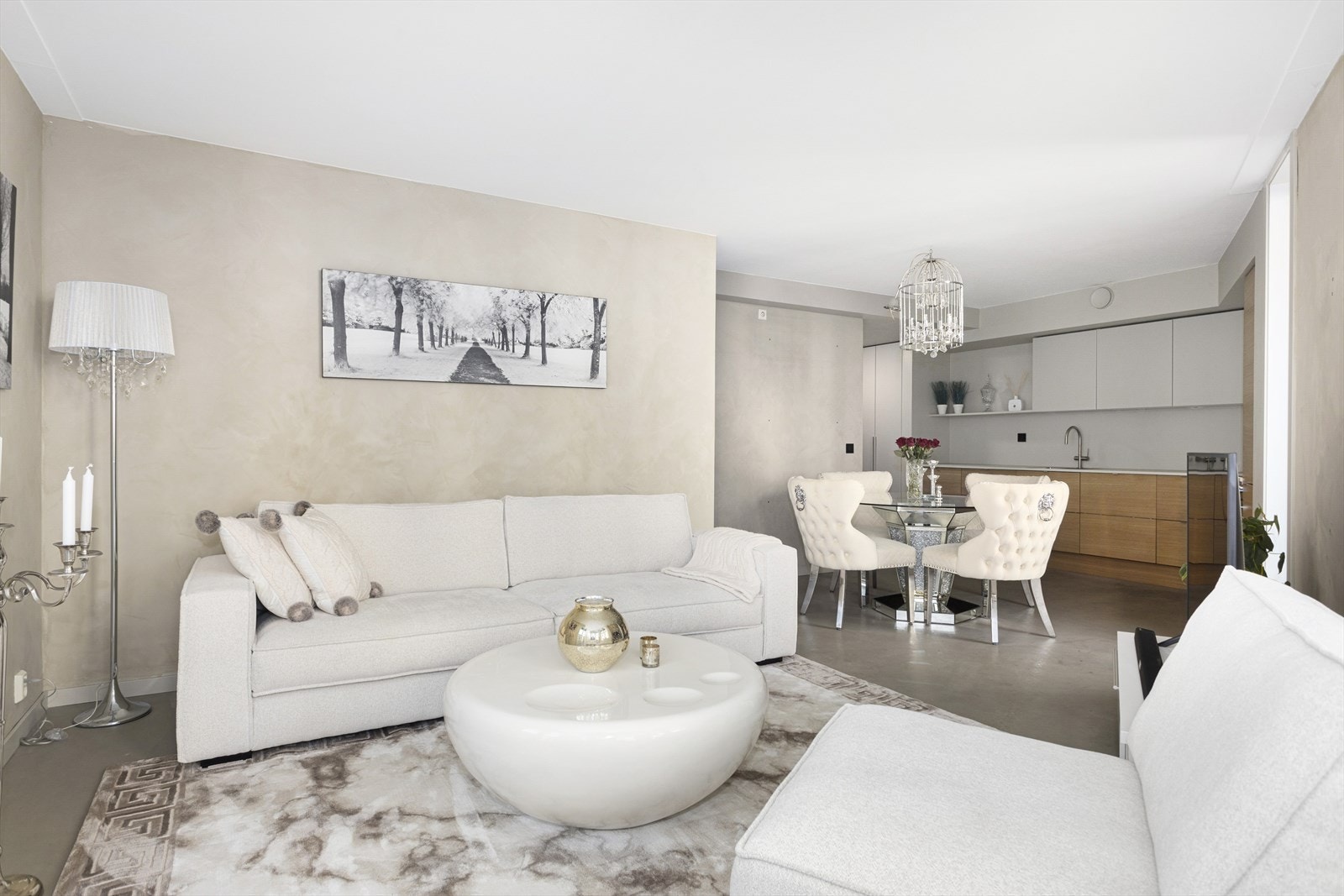 Lys og tiltalende stue, spisestue og kjøkken i åpen løsning - et meget sosialt og godt oppholdsrom! Galleribilde