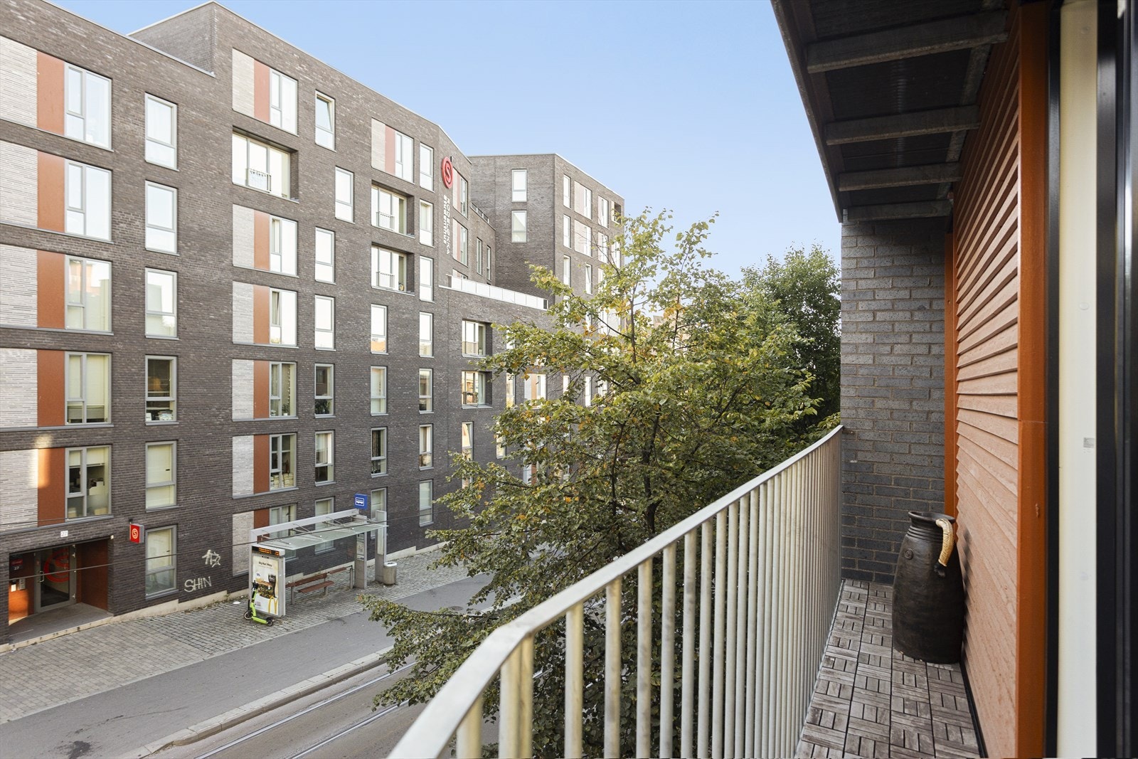 Det er etablert en hyggelig balkong i stål på ca. 10m². Galleribilde