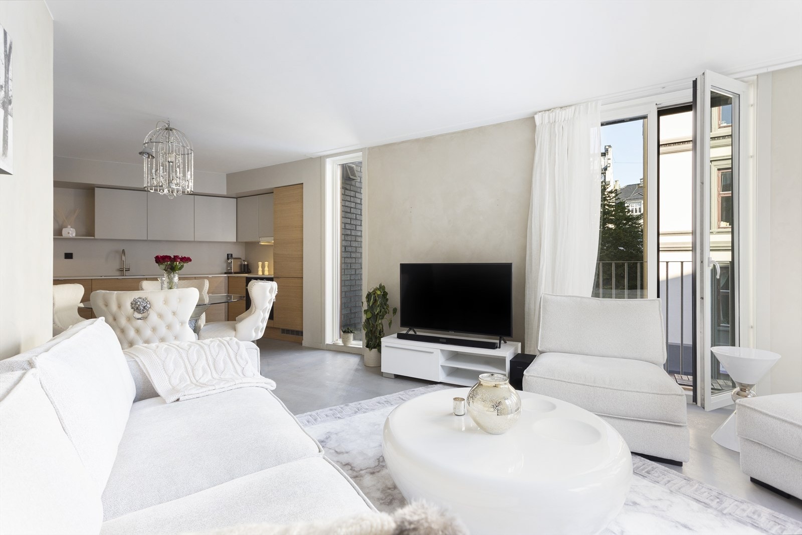 Meget lekker og romslig 2-roms. Fra stuen er det to utganger til en balkong på 10 kvm, som omkranser stuen og soverommet. Galleribilde