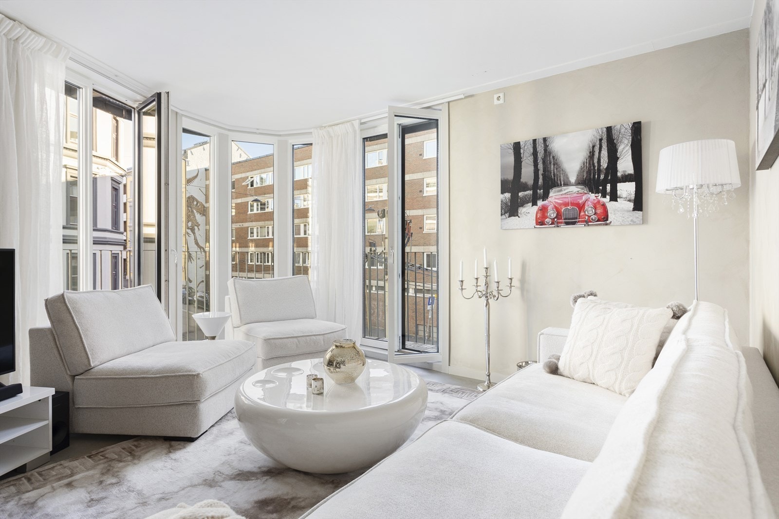 De store vindusflatene som buer seg rundt rommet skaper en lys og luftig atmosfære. Galleribilde