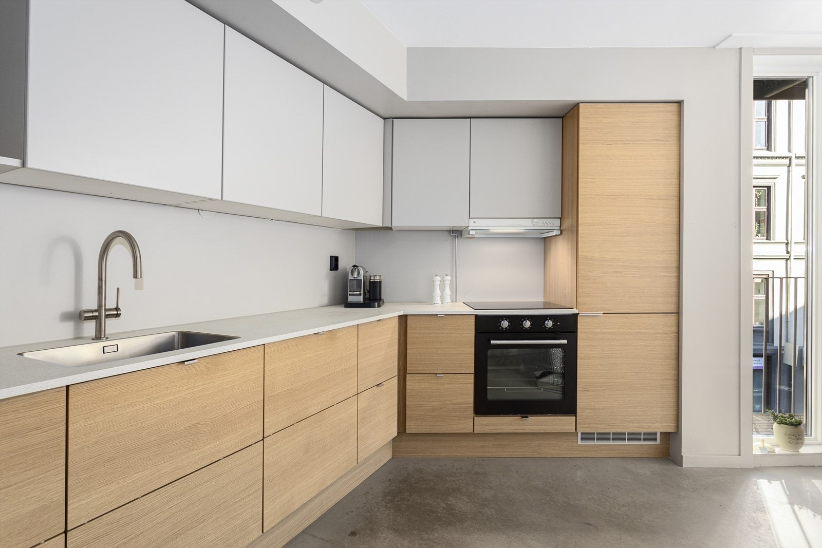 Innredning med bereder og mekanisk avtrekksvifte over stekesonen. Galleribilde