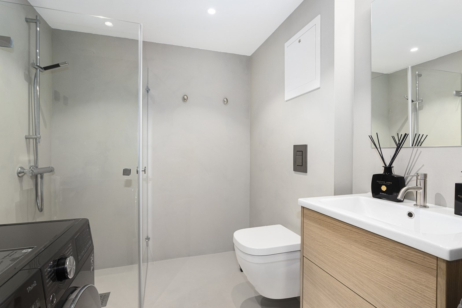 Badet er renovert i 2023 og fremstår meget innbydende. Microsement på gulv og vegger. Varmekabler i gulv. Galleribilde