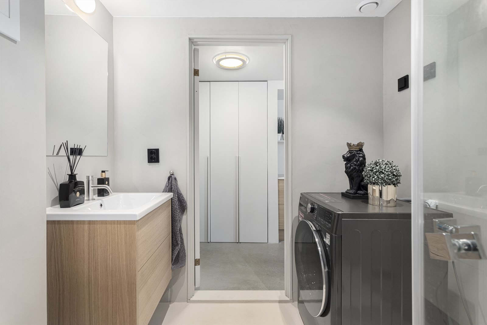 Badet inneholder dusjhjørne med innfellbare glassdører og regn- og hånddusj armatur fra Tapwell, samt vegghengt toalett. Det er opplegg for vaskemaskin og tørketrommel. Galleribilde