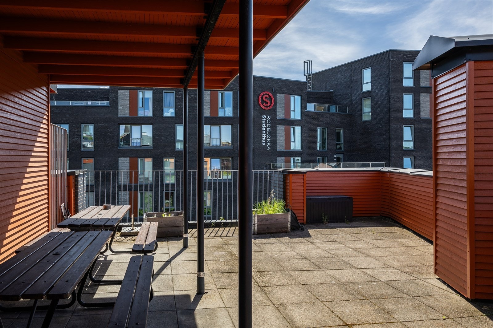 Felles takterrasse med heisadkomst. Terrassen er delvis overbygget som bidrar til at du kan benytte terrassen også på en regnværsdag. Galleribilde