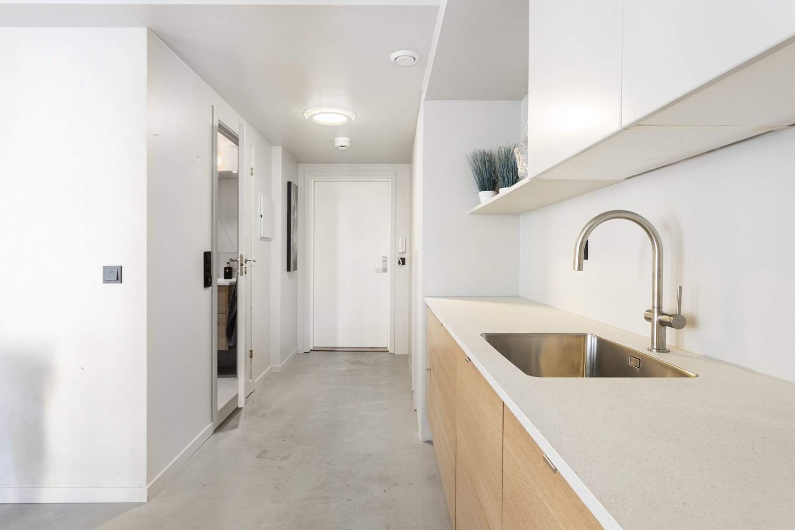 Laminat benkeplate og underlimt oppvaskkum med ettgreps armatur fra Hans Grohe. Galleribilde