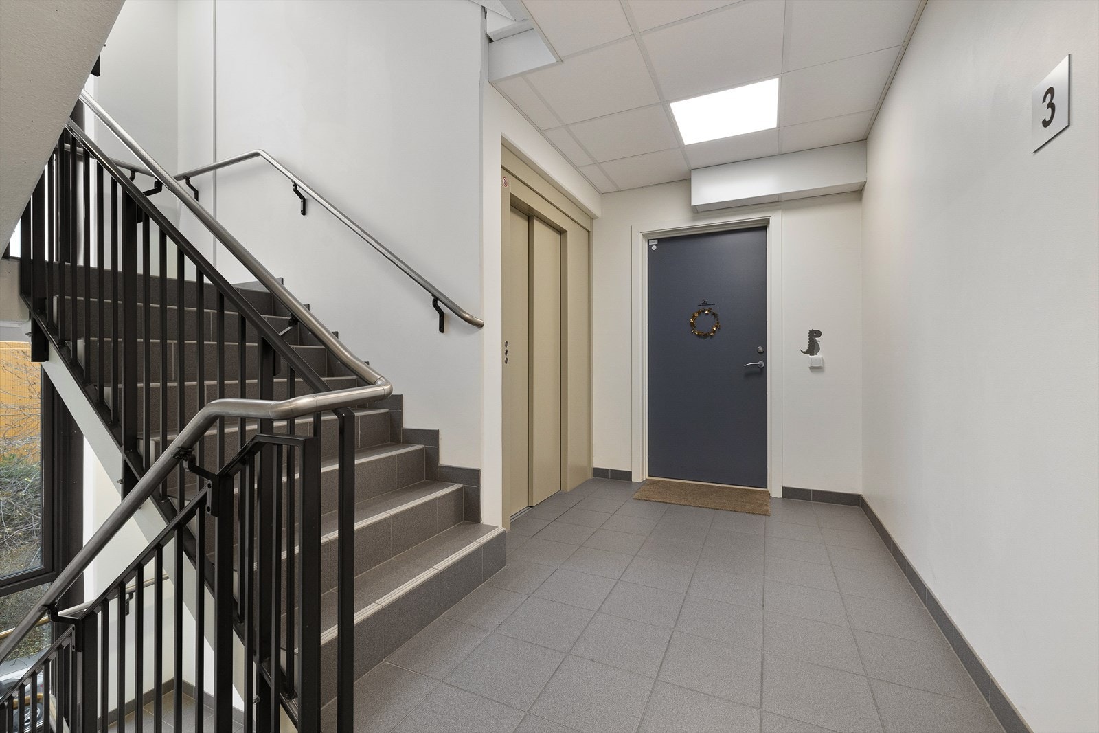 Inngangsparti i oppgang Galleribilde