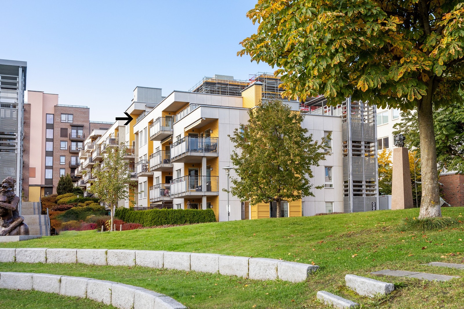 Sort pil markerer leilighetens takterrasse. Lørenparken er meget barnevennlig og ligger som nærmeste nabo for boligen. Her er det et bilfritt miljø med store plenområder og lekeapparater for de minste. Galleribilde