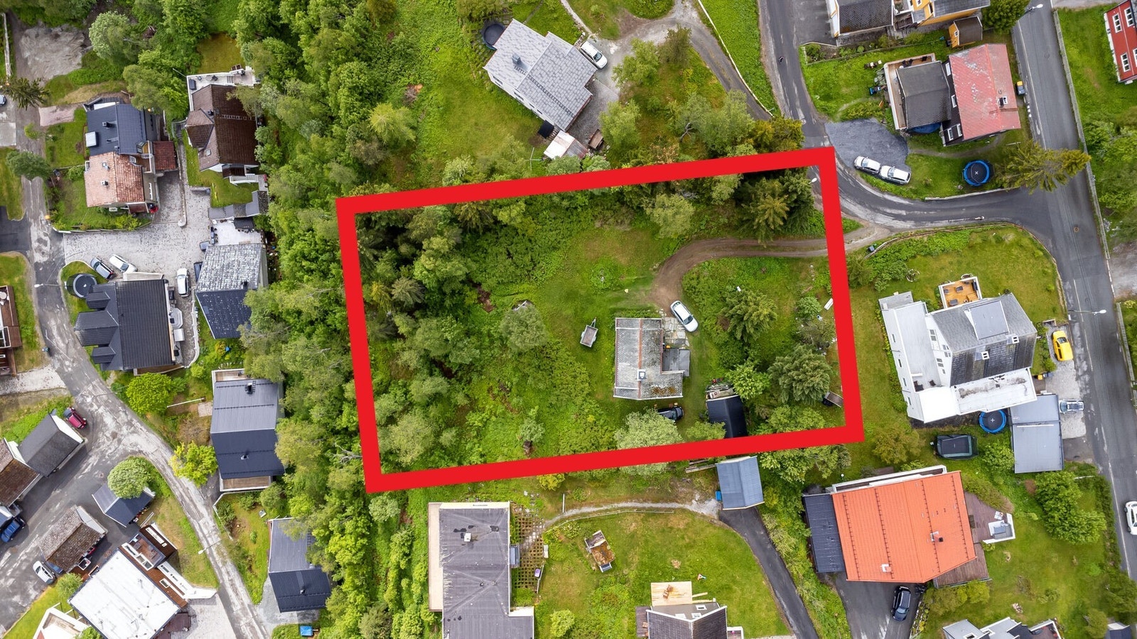 Velkommen til Jordbærhaugen/ Austadvegen 12! En eldre enebolig på en meget attraktiv boligtomt på hele 2490 kvm tomt.
- Foto: EFKT Galleribilde